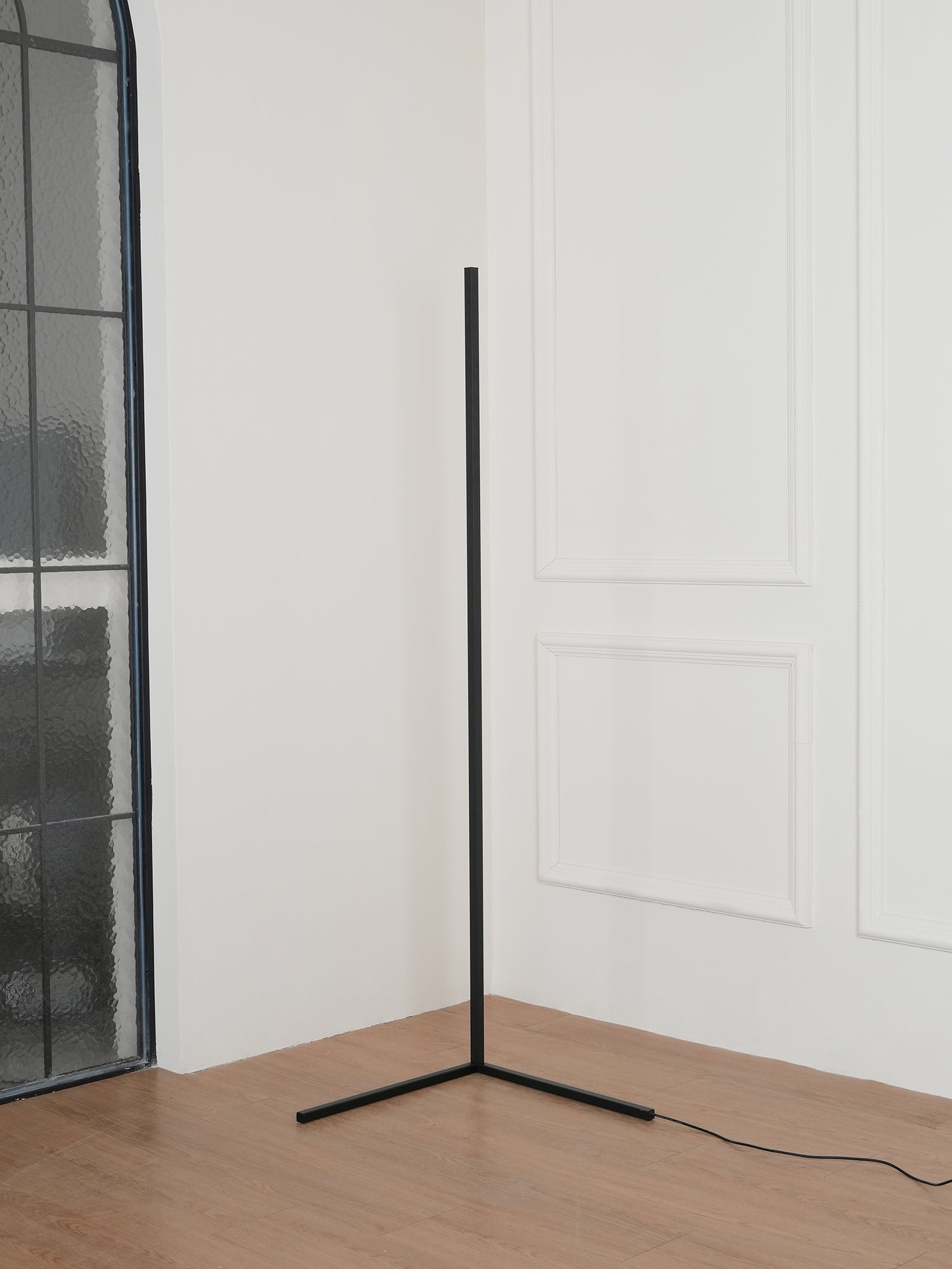 Minimalist LED Floor Lamp | Slim Profile, Remote Control & Ideal for Indoor Spaces