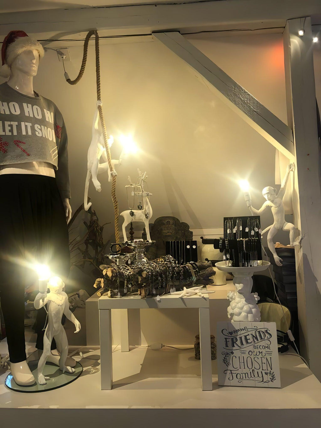 Monkey Pendant Lamp | Glossy Resin, Indoor Use & Perfect for Ambient Lighting