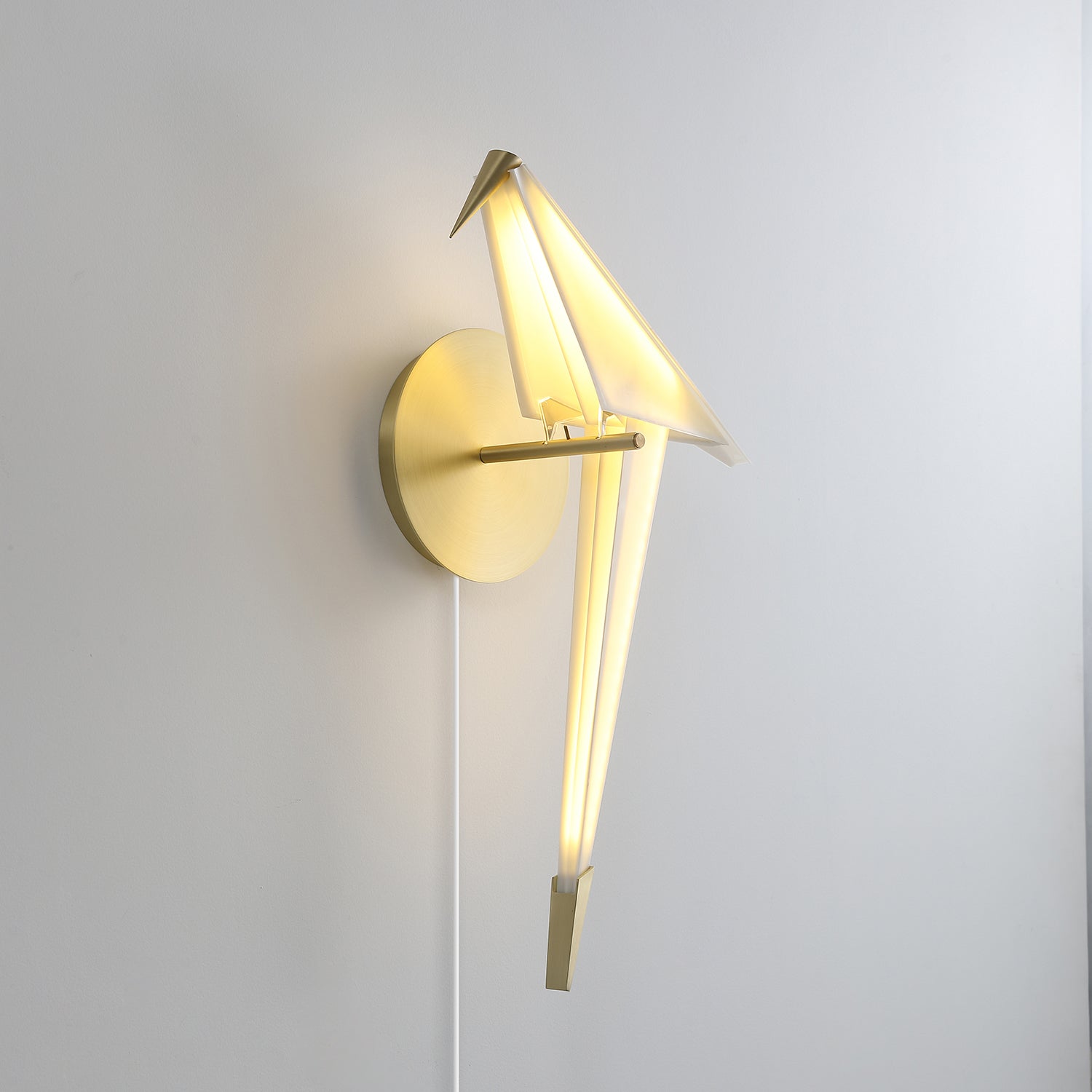 Plug-In Wall Lamp with Perching Bird Design - Decorative Lighting for Living Room & Bedroom