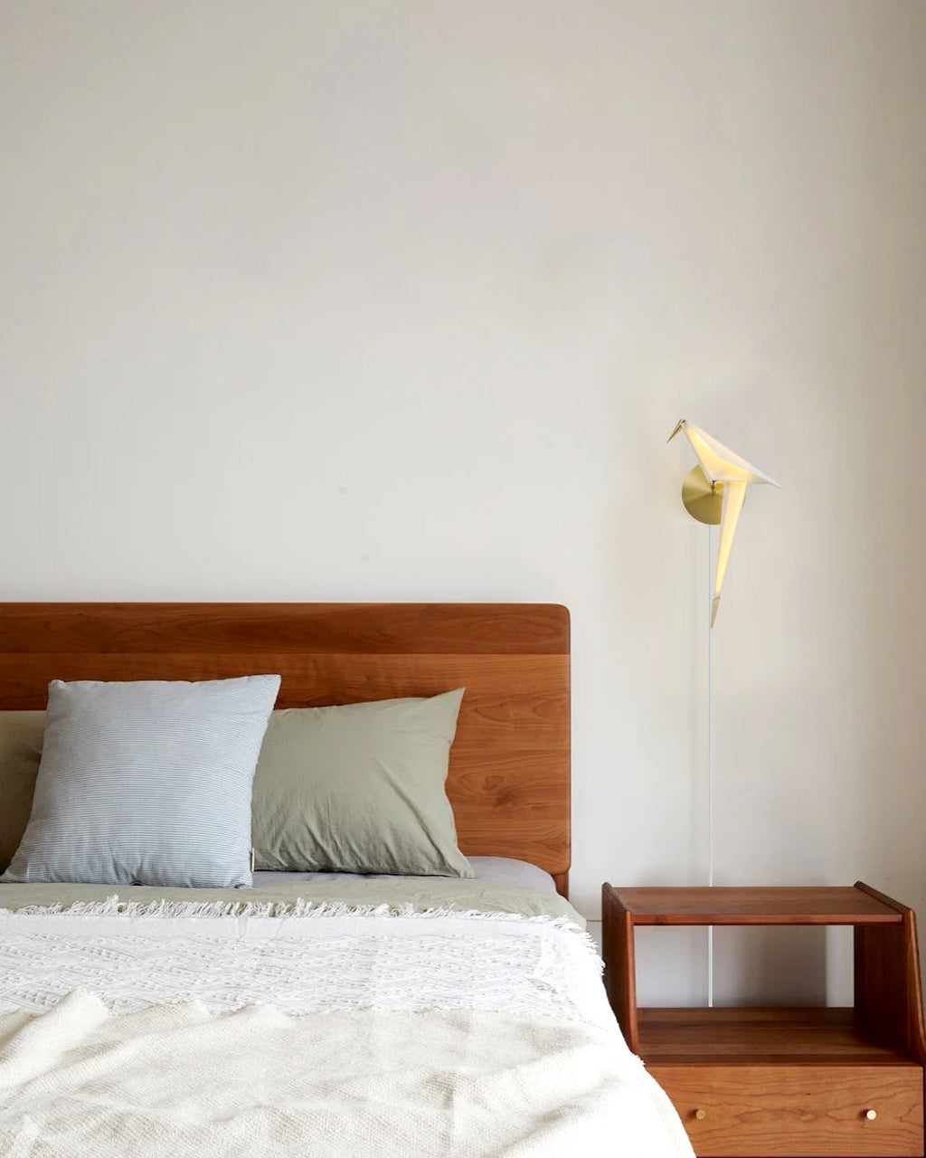 Plug-In Wall Lamp with Perching Bird Design - Decorative Lighting for Living Room & Bedroom