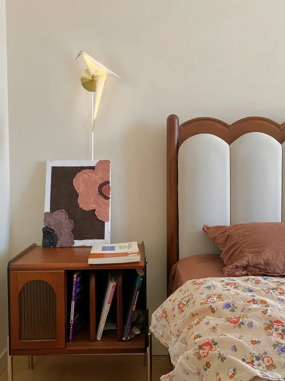 Plug-In Wall Lamp with Perching Bird Design - Decorative Lighting for Living Room & Bedroom