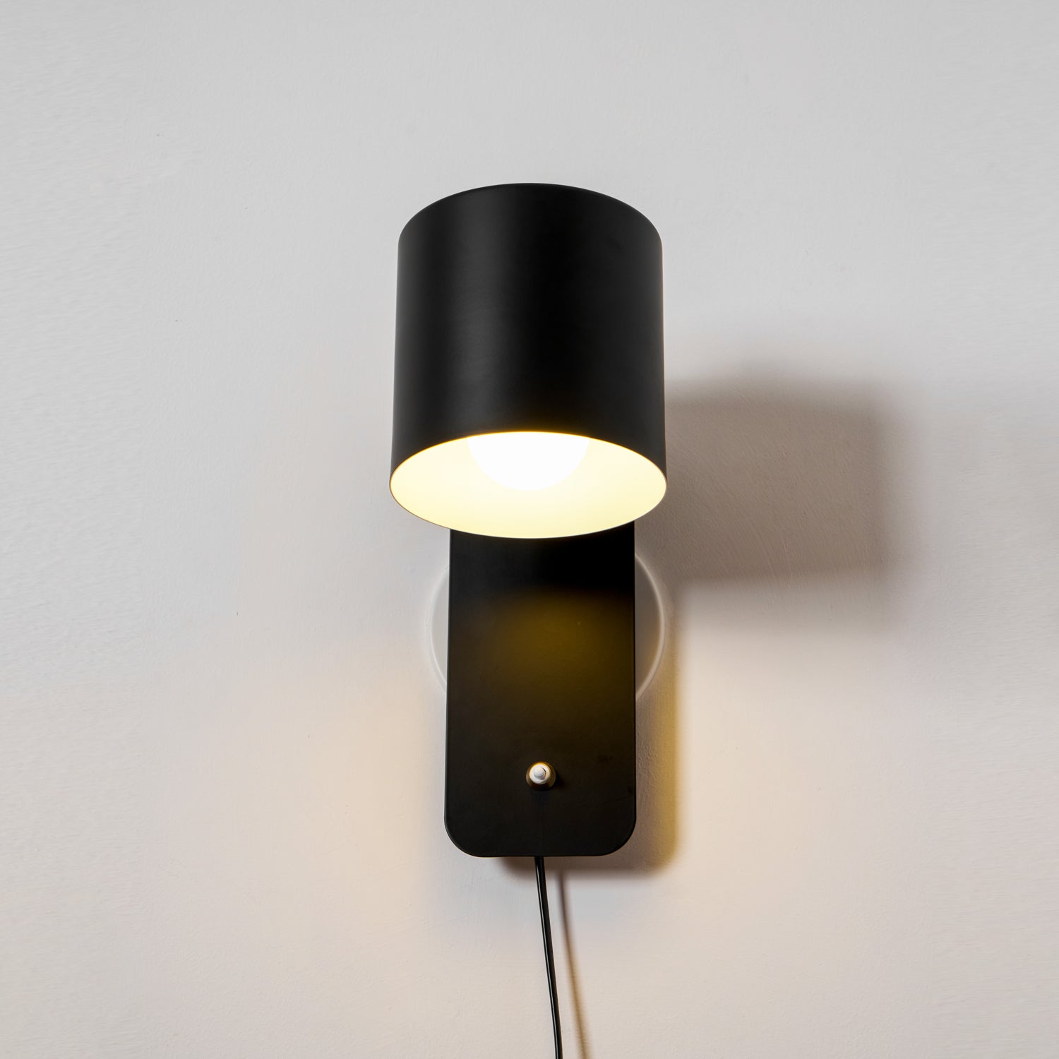Rotatable Cylinder Plug-in Wall Lamp | 350-Degree Adjustable, Minimalist Design for Modern Indoor Spaces