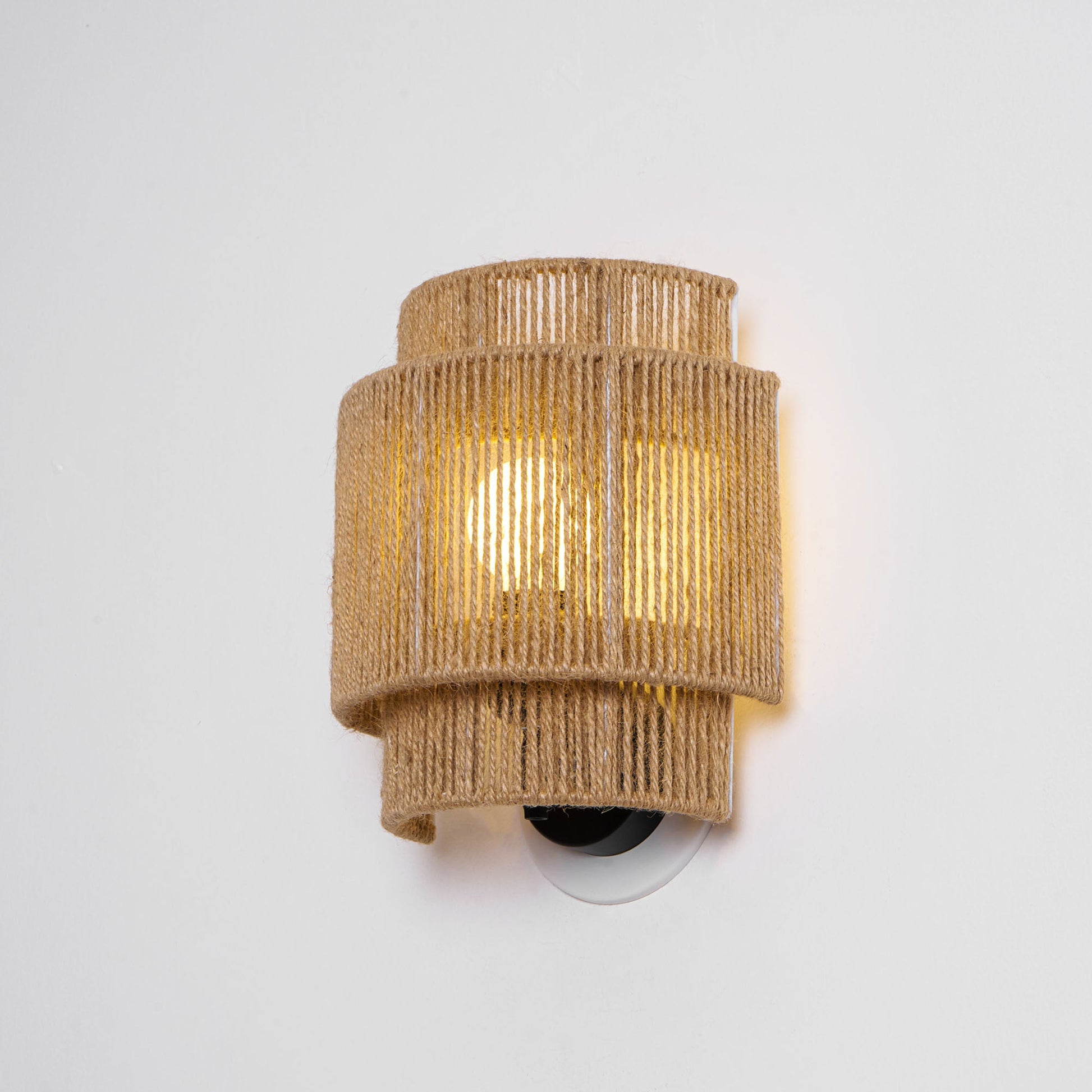 Rustic Weave Wall Lamp | Handwoven Hemp Rope Design for Cozy Indoor Lighting