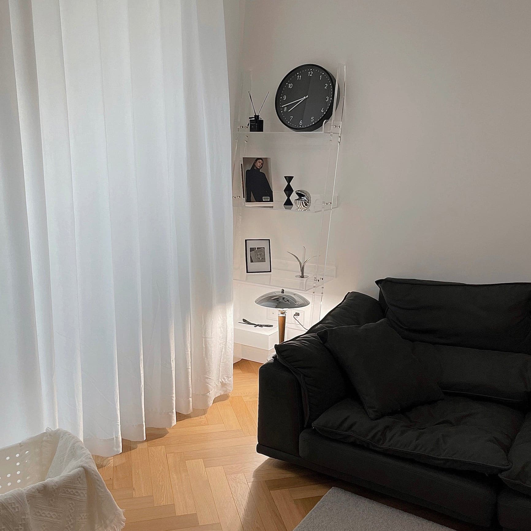 LED Table Lamp with Adjustable Brightness, Modern Design for Living Room & Bedroom, Touch Control & Energy Efficient Lighting