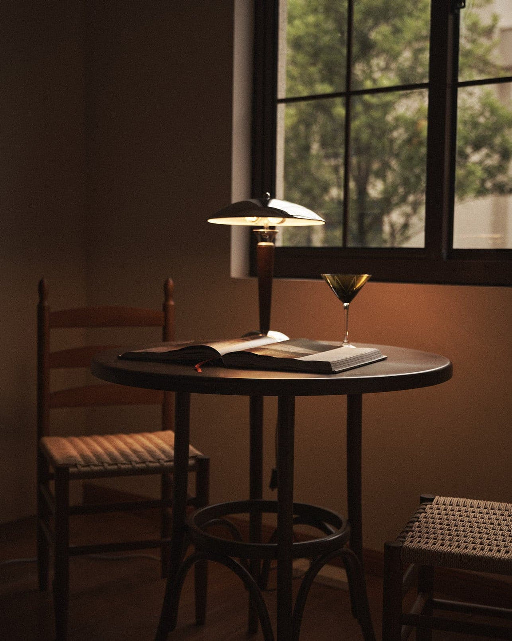 LED Table Lamp with Adjustable Brightness, Modern Design for Living Room & Bedroom, Touch Control & Energy Efficient Lighting